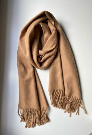 Bufanda color camel de Mango