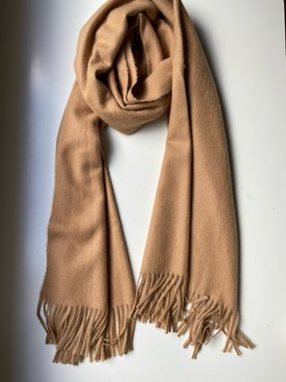 Bufanda color camel de Mango