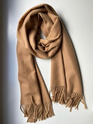 Bufanda color camel de Mango