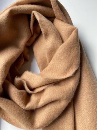 Bufanda color camel de Mango