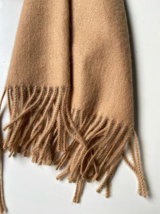 Bufanda color camel de Mango