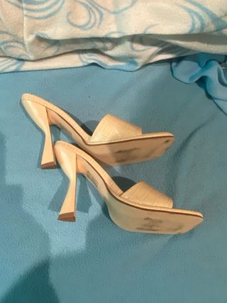 Zapatos de tacón beige