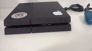 Consola PS4 azul con mando y cables