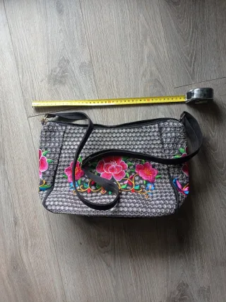 Bolso gris y rosa bordado