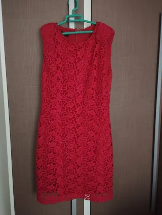Vestido fiesta rojo encaje sin mangas.