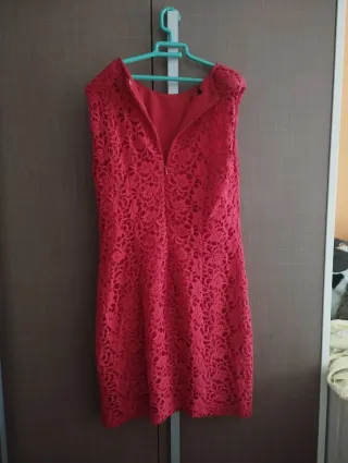 Vestido fiesta rojo encaje sin mangas.