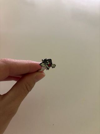 Anillo del gato  detalles rojos y plateados
