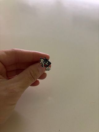 Anillo del gato  detalles rojos y plateados