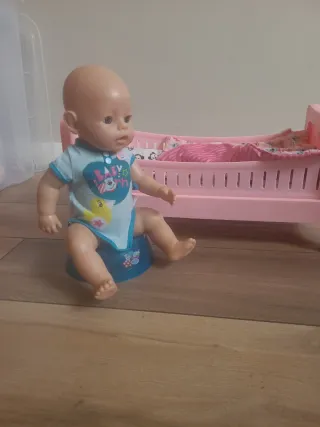 Baby Born con orinal, cambiador cuna y kit bici