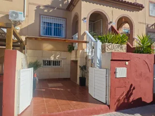 Adosado con Placas Solares en Montecid