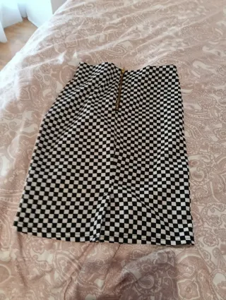 Falda elástica cuadros blanco y negro