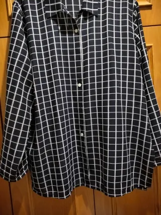 Blusa de cuadros azul marino y blanco