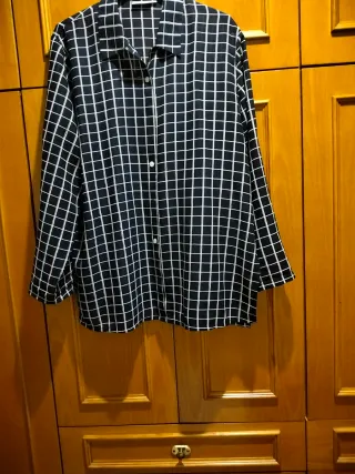 Blusa de cuadros azul marino y blanco