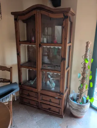 Mueble vitrina de madera con cajones