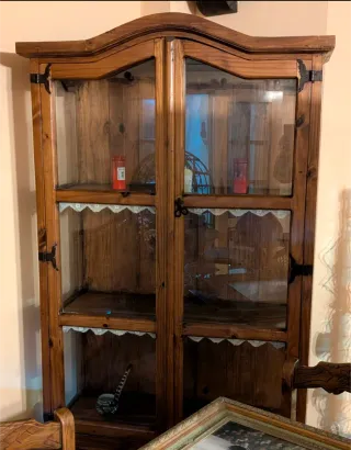 Mueble vitrina de madera con cajones