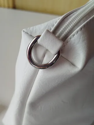 Bolso blanco con minimonedero