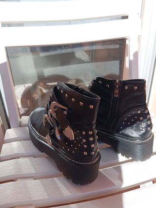 Botas negras tachuelas hebillas plateadas