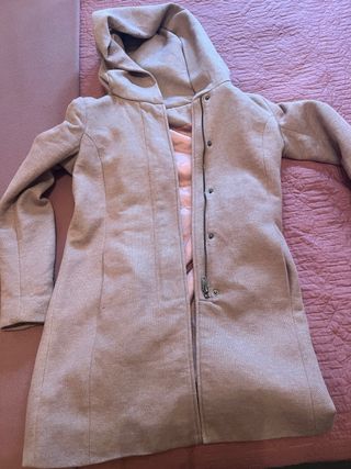 Abrigo Only rosa con capucha