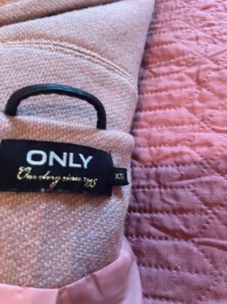 Abrigo Only rosa con capucha