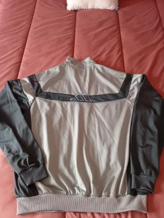 Chaqueta chándal Adidas gris y blanco