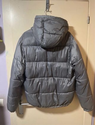 Chaqueta gris acolchada con capucha