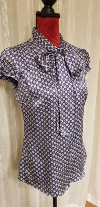 Blusa con lazada estampado floral azul y gris