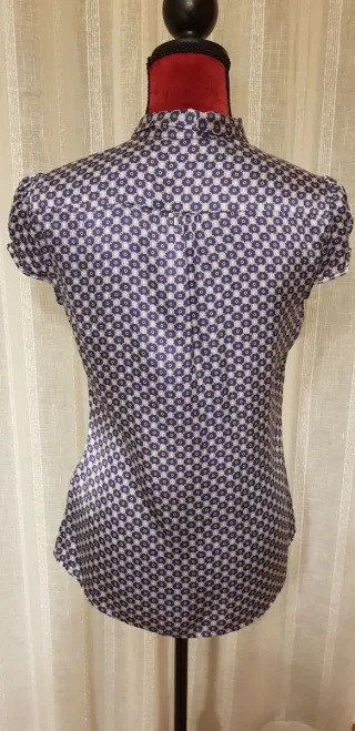 Blusa con lazada estampado floral azul y gris