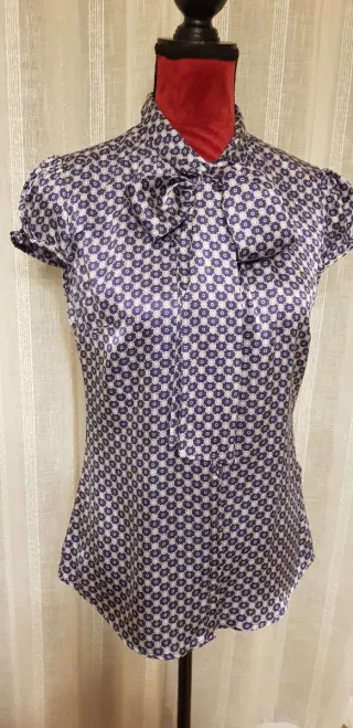 Blusa con lazada estampado floral azul y gris