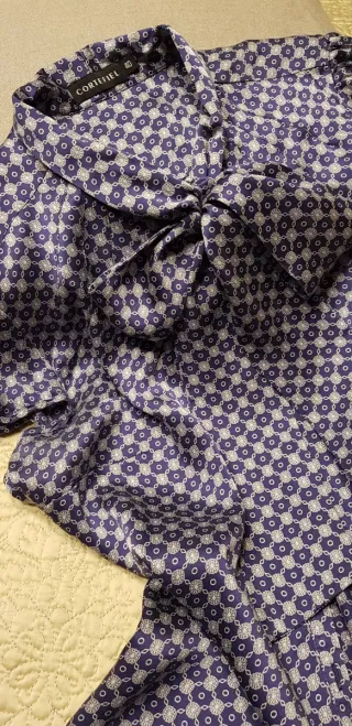 Blusa con lazada estampado floral azul y gris