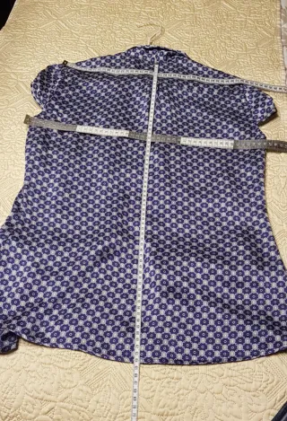 Blusa con lazada estampado floral azul y gris