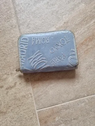 Portafogli blu e beige con rilievo