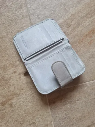 Portafogli blu e beige con rilievo