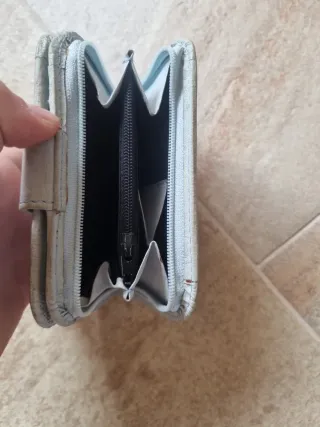 Portafogli blu e beige con rilievo