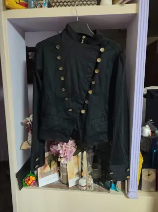 Chaqueta corta estilo casaca