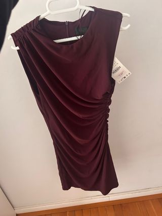 Vestido Zara drapeado burdeos corto con etiqueta