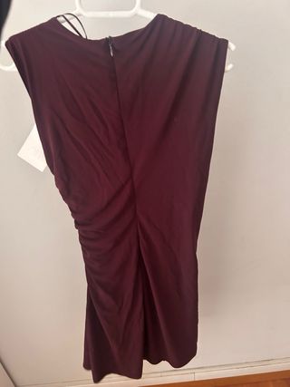 Vestido Zara drapeado burdeos corto con etiqueta