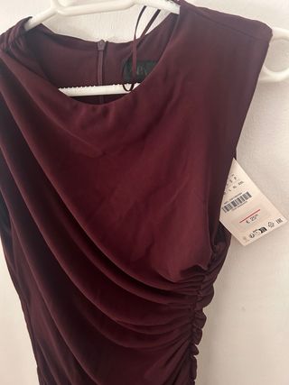 Vestido Zara drapeado burdeos corto con etiqueta