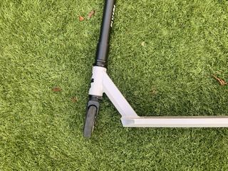 Patinete negro con ruedas grises