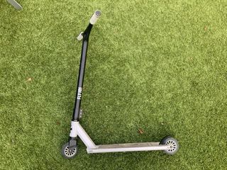 Patinete negro con ruedas grises