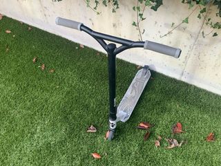 Patinete negro con ruedas grises