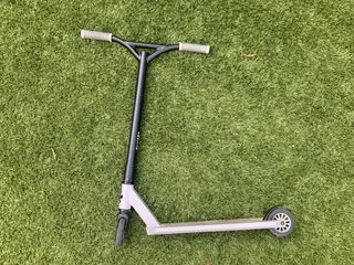 Patinete negro con ruedas grises