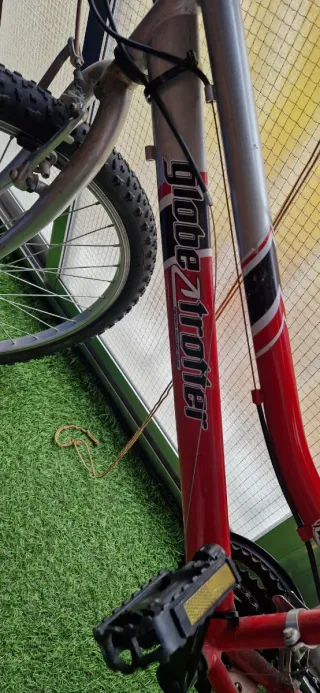 Bicicleta roja barra baja.