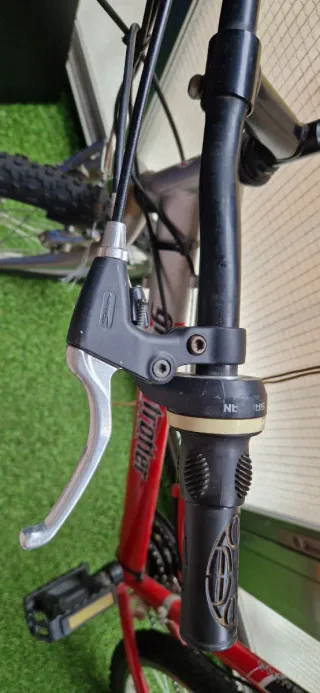 Bicicleta roja barra baja.