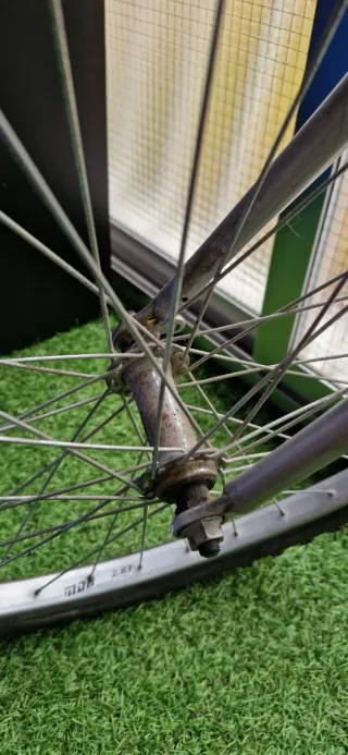 Bicicleta roja barra baja.