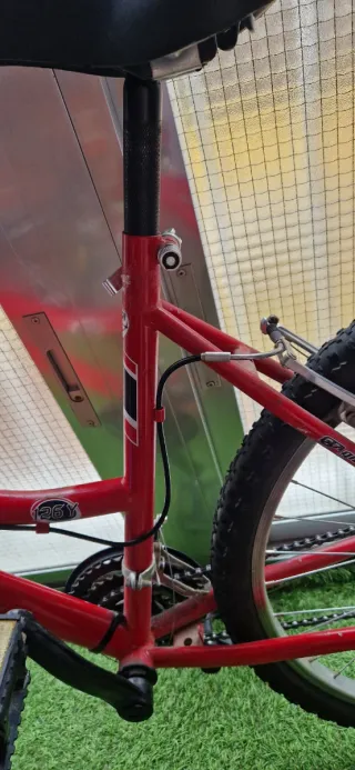 Bicicleta roja barra baja.