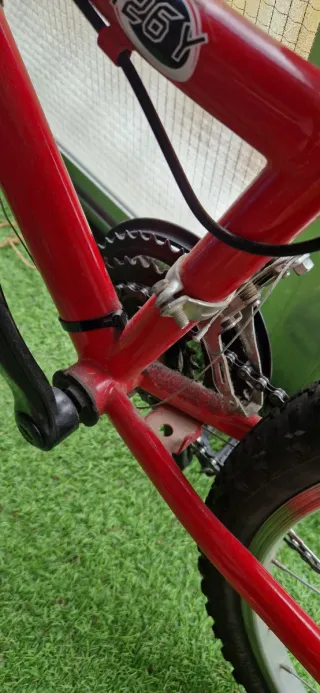 Bicicleta roja barra baja.