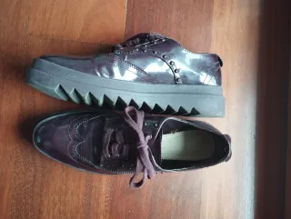 Scarpe in vernice viola