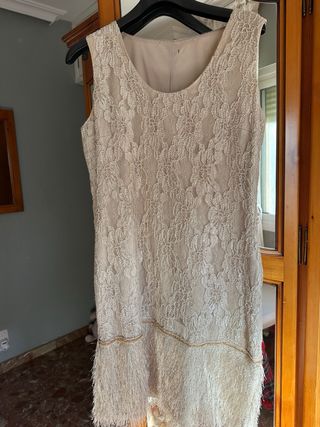 Vestido de encaje beige