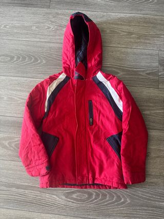 Chaqueta de nieve roja y azul