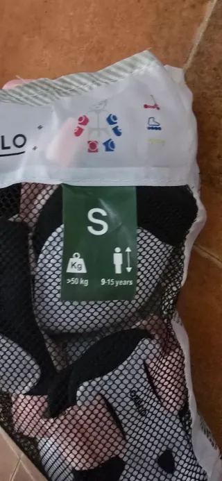 Casco rosa y protecciones infantil sin usar